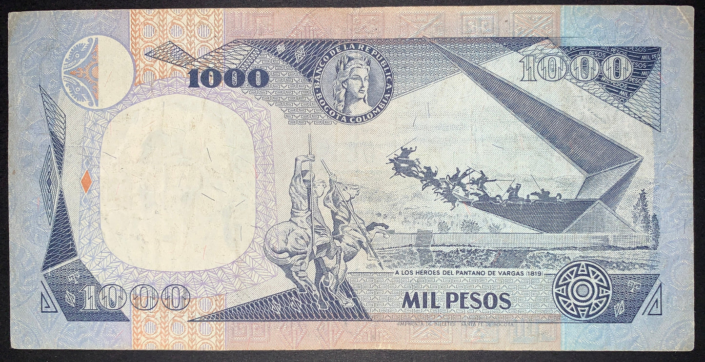 Reverse of an authentic Colombia 1,000 Pesos banknote, 1995 issue, Pick P-438. Depicts the Monument to the Heroes of Pantano de Vargas commemorating the 1819 battle, surrounded by intricate geometric designs and colorful security features.
