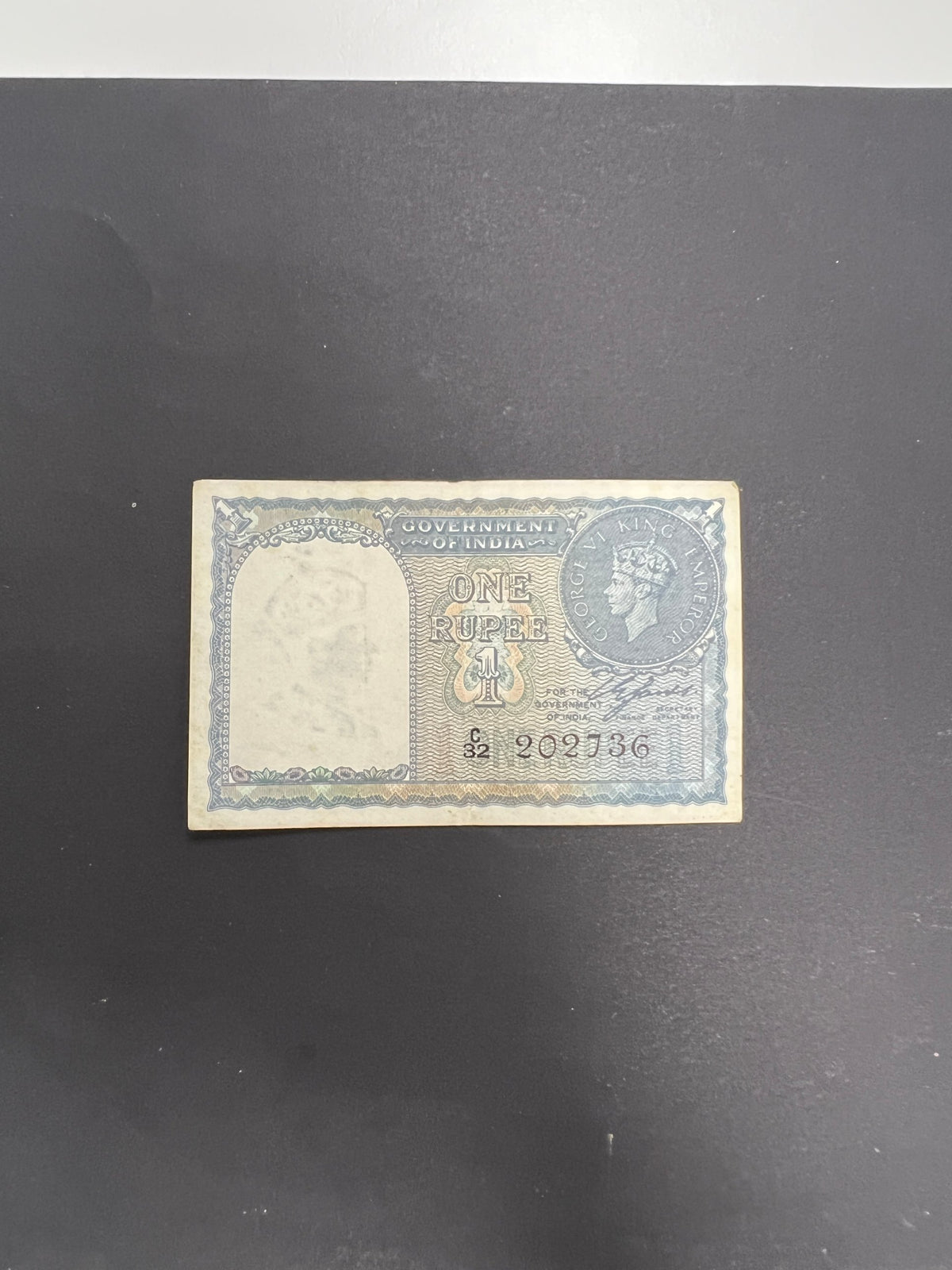 Original unedited photo of the front of an India 1 Rupee 1940 P-25 VF banknote