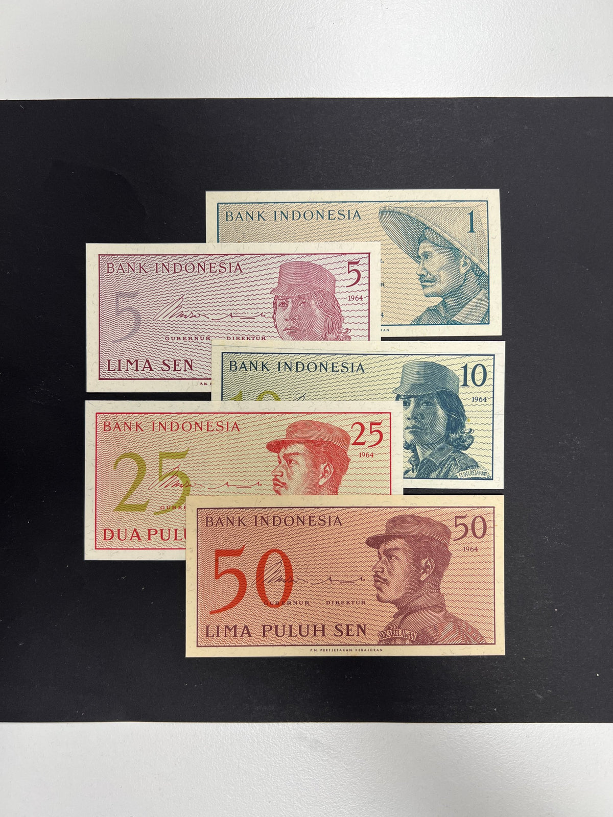 Original unedited photo of an Indonesia 1964 banknote set, 1, 5, 10, 25 and 50 Sen UNC, fronts only
