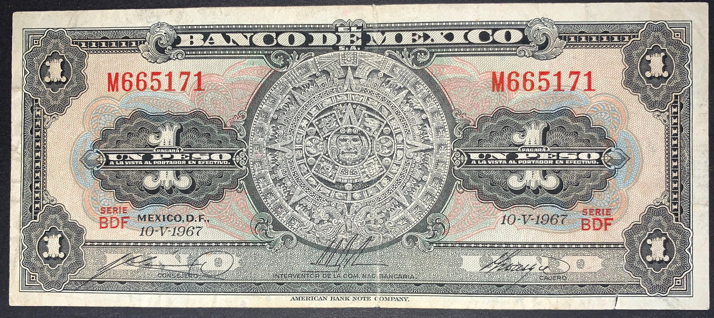 Obverse of an authentic Mexico 1 Peso banknote dated 10 May 1967, Pick P-59j. Displays the famous Aztec Sun Stone (Calendar Stone), decorative security engravings, red serial numbers, and classic Banco de México design.
