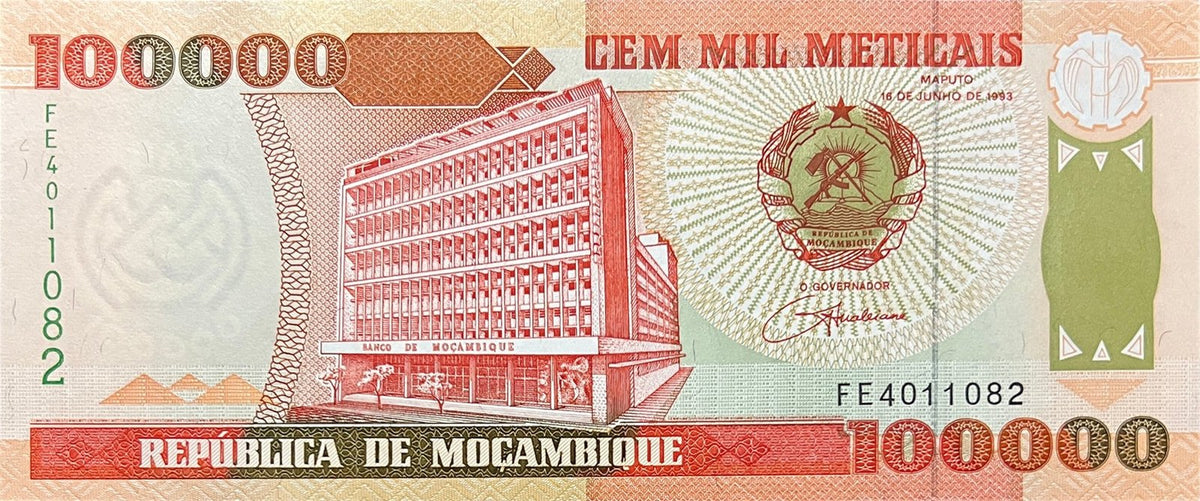 Front view of an uncirculated 1993 Mozambique 100,000 Meticais banknote featuring the Banco de Moçambique building in Maputo and the national arms.