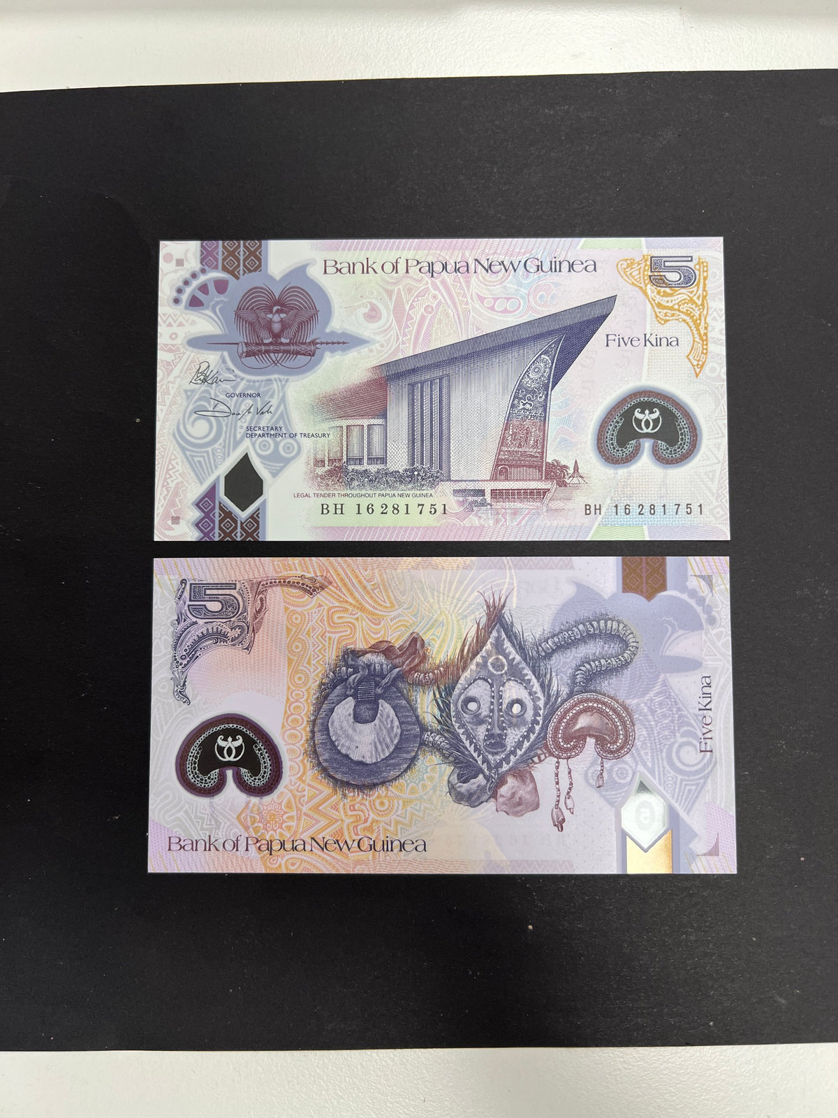 Original unedited photo of a Papua New Guinea 5 Kina 2016 P-51a UNC polymer banknote, front and back