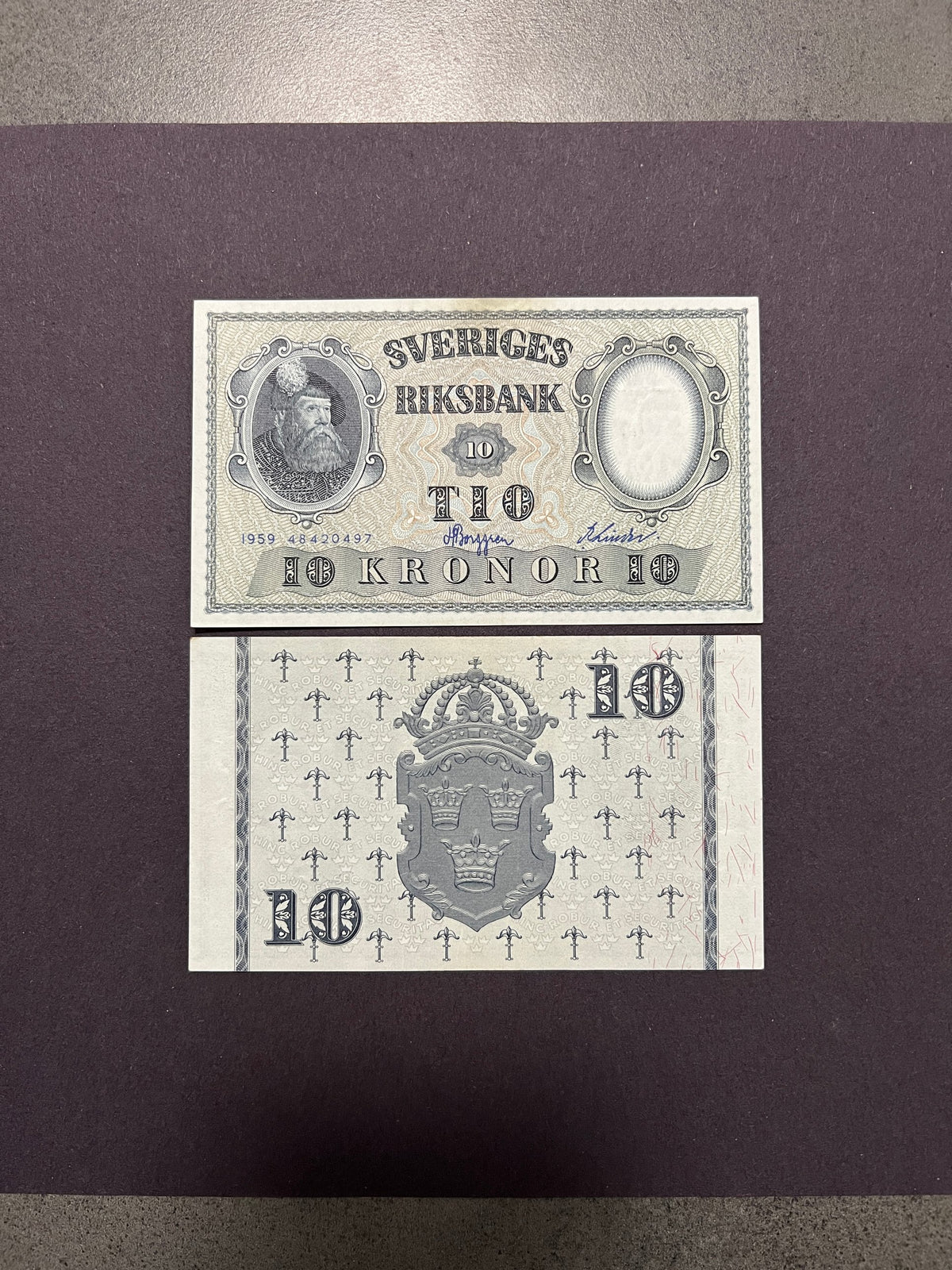Original unedited photo of a Sweden 10 Kronor 1959 P-43g XF banknote, front and back